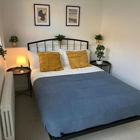 エプソムMagnificent Refurbished 1 Bed Flat Few Steps To High St ! - 4 East Houseアパートメント エクステリア 写真