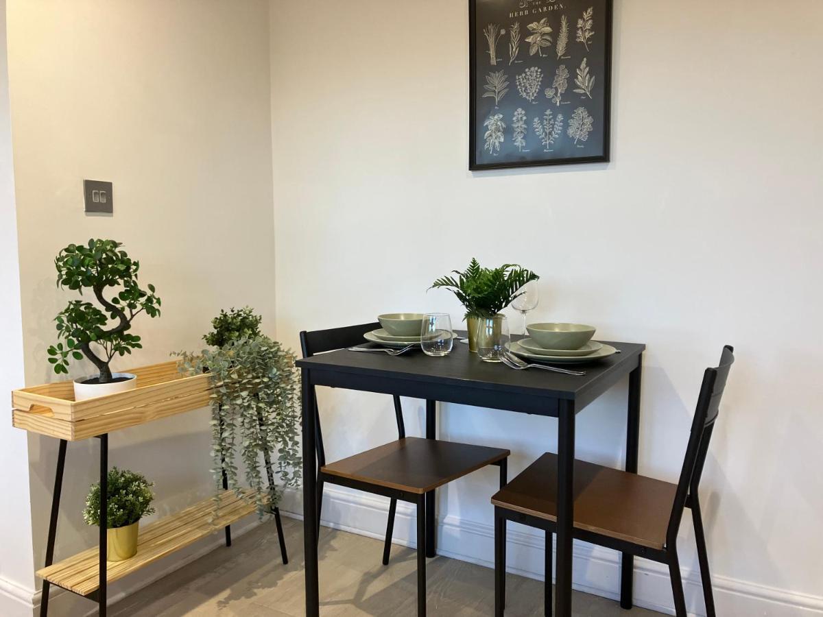 エプソムMagnificent Refurbished 1 Bed Flat Few Steps To High St ! - 4 East Houseアパートメント エクステリア 写真