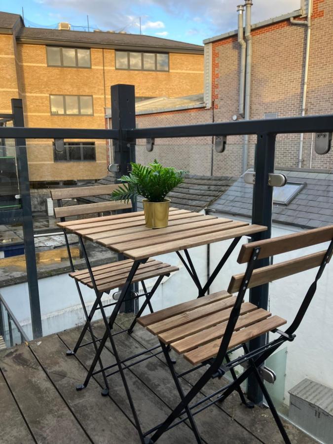 エプソムMagnificent Refurbished 1 Bed Flat Few Steps To High St ! - 4 East Houseアパートメント エクステリア 写真